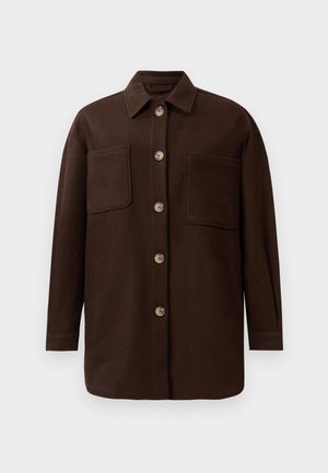 Veste chemise boutonnée marron foncé avec deux grandes poches poitrine, manches longues et col classique, présentée sur un fond blanc.