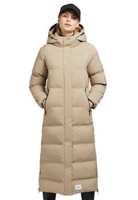 Beige lang pufferjakke med hætte, lynlåslomme i siderne og quiltet mønster. Har en lige silhuet og sorte hardware-detaljer.