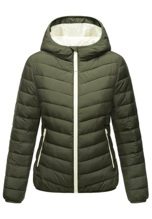 Maslinasto zelena jakna s kapuljačom, s bijelim prednjim zatvaračem, chevron šavovima i bočnim zatvaračima za džepove. Glatka, quilted tekstura.