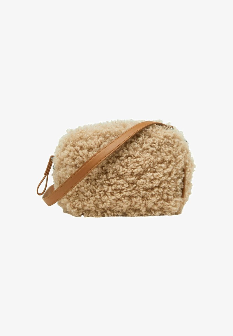 Beige, flauschige, strukturierte Umhängetasche mit glattem braunem Ledertrageriemen und Reißverschlussverschluss auf weißem Hintergrund.