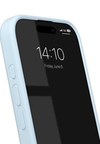 Smartphone con schermo nero, custodia in silicone azzurro chiaro, che mostra l'orario 14:10 e la data. Pulsanti laterali visibili. Segnale 5G visualizzato.