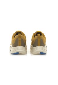Baskets de sport jaunes et grises avec une tige en mesh, un collier rembourré et une semelle blanche texturée avec un accent bleu. La vue arrière montre une languette de traction.