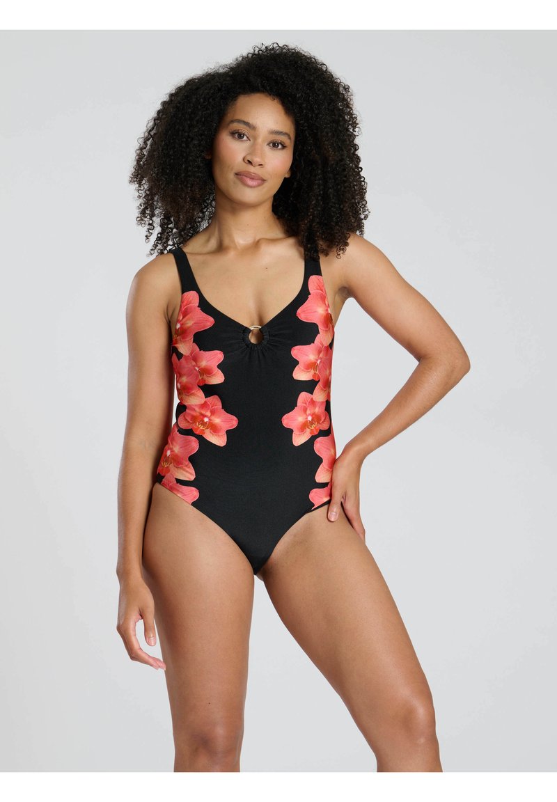 Traje de baño negro de una sola pieza con grandes estampados florales rosas en los laterales, escote en V y un acento circular en el centro.