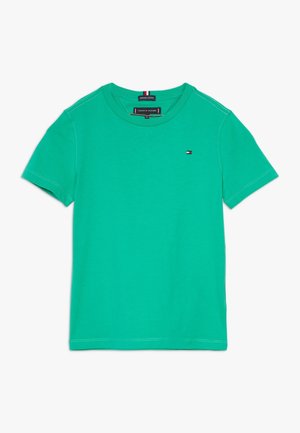 Camiseta verde de manga corta hecha de algodón. Presenta un cuello redondo y un pequeño logotipo en el pecho. Textura lisa, diseño casual.