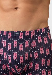 Marineblaue Boxershorts mit wiederholtem rosa Roller-Print, ausgestattet mit einem weichen elastischen Bund und einem glatten Baumwollmischgewebe.