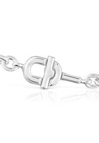 Bracciale in argento con chiusura a toggle, texture liscia e finitura lucida. Nota per i suoi anelli arrotondati e la chiusura sicura.