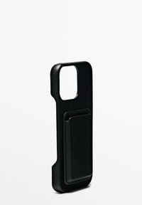 Étui pour téléphone en cuir noir avec une finition texturée, découpe pour la caméra et un emplacement pour carte à l'arrière, conçu pour une protection sécurisée de l'appareil.
