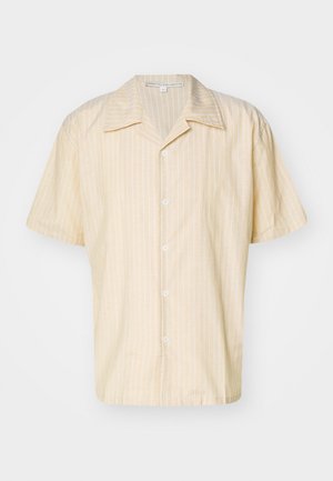 Kortærmet skjorte i lys gul med hvide lodrette striber, med krave og fem knaplukninger foran. Blød stoftekstur.