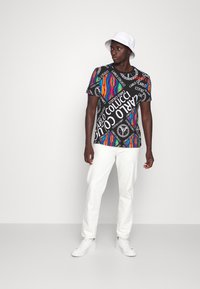 Carlo Colucci BIG LETTERS UNISEX - T-shirt estampada - black