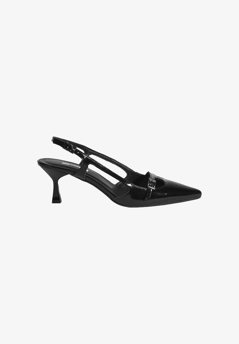 Schwarzer Lackleder Slingback-Schuh mit spitzem Zehenbereich, niedrigem Stiletto-Absatz, Ausschnittdesign und dekorativer silberner Hardware.
