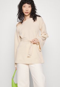 IN THE STYLE JAC JOSSA OFF SHOULDER TIE WAIST LONG SLEEVE - Camisola de manga comprida - stone