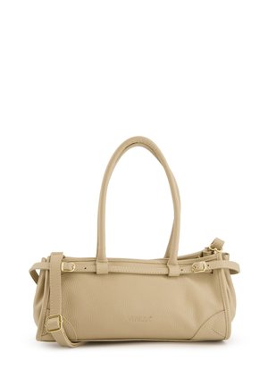 Bežová kožená kabelka s dvěma uchy, nastavitelným ramenním popruhem a zlatavými kovovými detaily. Má texturovaný povrch a decentní logo značky.