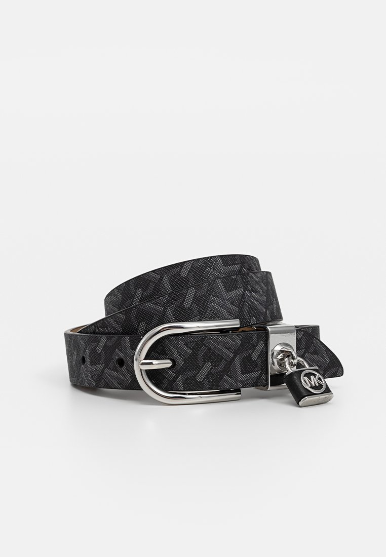 Ceinture en cuir noir avec un motif texturé, boucle en métal argenté et détail de logo. Design plat avec plusieurs trous réglables.