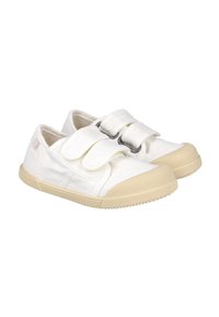 Zapatillas de lona blancas con tiras de Velcro, suelas de goma beige, puntera redondeada y parte superior texturizada. Diseño minimalista adecuado para el uso casual.