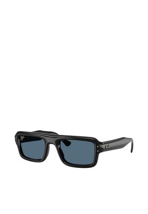Zwarte rechthoekige Ray-Ban-zonnebril met donkere glazen en een gouden logo op het montuur, schuin weergegeven op een witte achtergrond.