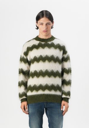 Sudadera de mezcla de lana con patrón en zigzag verde y blanco, escote redondo, ajuste holgado y acabado texturizado. Presenta mangas largas y puños de canalé.
