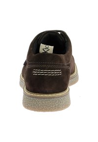 Scarpa in suede marrone con superficie texture, punta rotonda e suola in gomma di colore chiaro. Presenta cuciture decorative sul tallone.