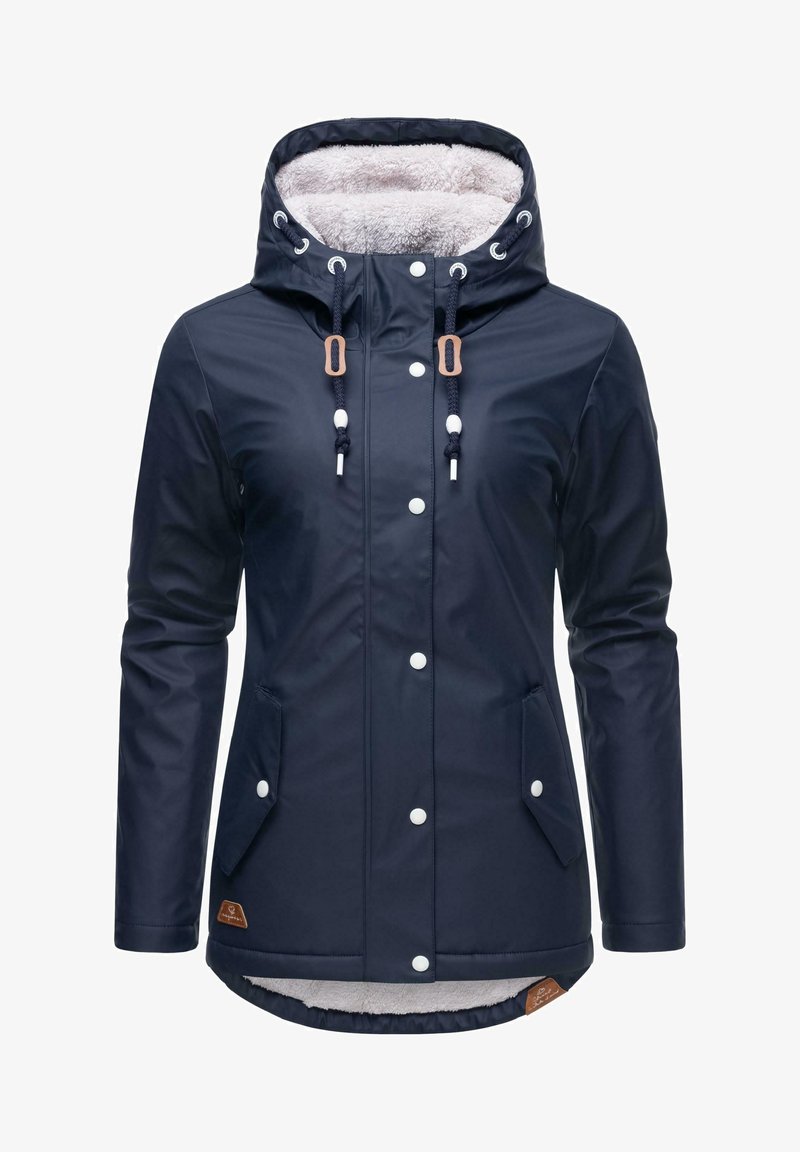 Mornarsko modra vodoodporna jakna s kapuco, obloženo s umetnim krznom, z zavihki, nastavljivimi vrvicami in stranskimi žepi. Ima mehko podlogo.