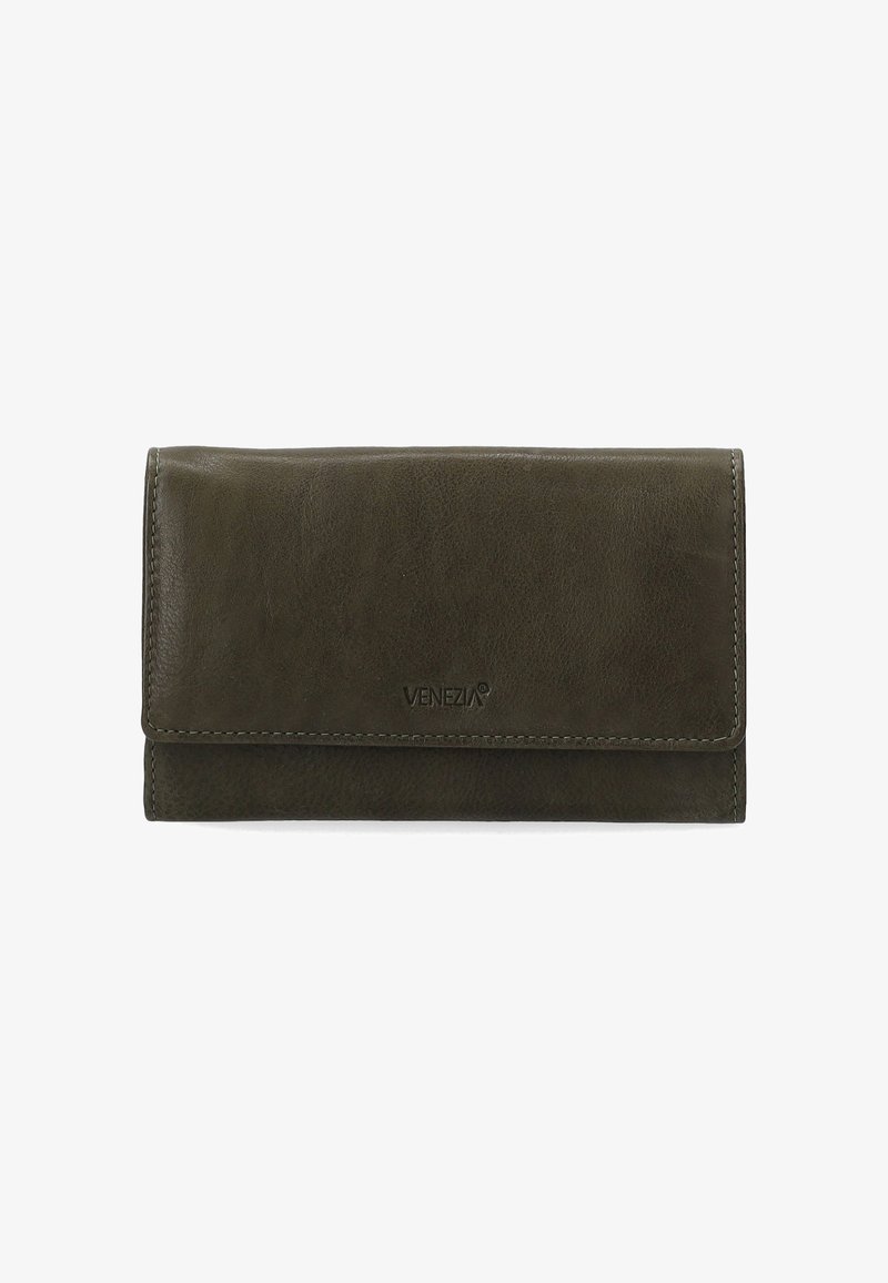 Portfel ze skóry w oliwkowym kolorze o gładkiej fakturze, z klapką i małym wytłoczonym logo na froncie. Kompaktowy, prostokątny kształt.