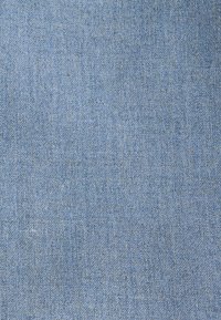 Tessuto azzurro chiaro con una trama uniforme, caratterizzato da un delicato motivo a intreccio. Il materiale appare morbido e liscio, adatto per abbigliamento o rivestimenti.