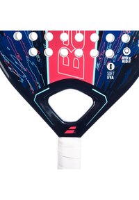 Zwarte paddle met een hybride frame, voorzien van een glanzend oppervlak, zachte EVA-schuim, en een levendig blauw en roze grafisch ontwerp met cirkelvormige gaten.