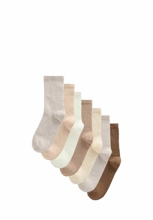 Ensemble de sept chaussettes dans des nuances de beige et de marron. Chaque chaussette présente une texture côtelée avec un design simple de longueur midi.