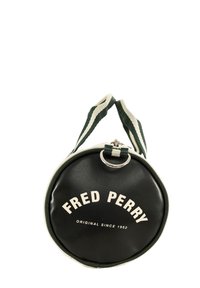 Bolsa negra redonda con el logotipo blanco de "FRED PERRY", con asas a rayas verdes y blancas y un anillo de metal en la parte superior para el cierre.