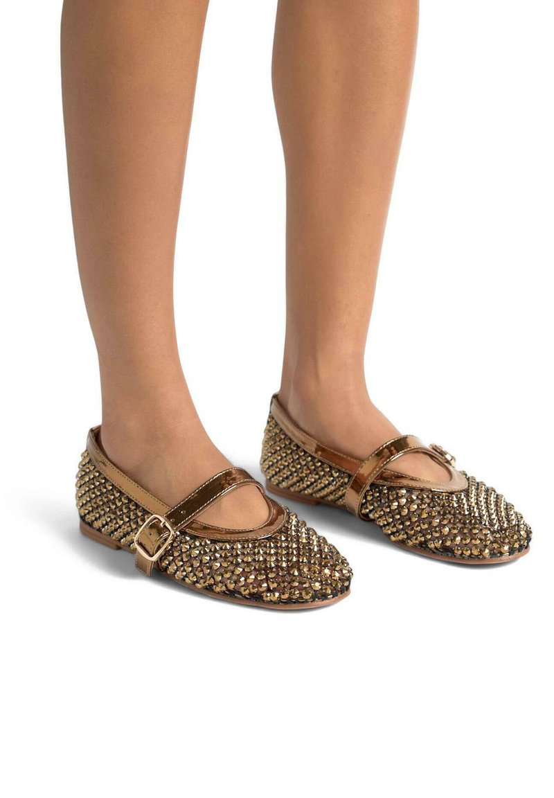 Chaussures plates en or et en bronze avec un bout arrondi, recouvertes de strass décoratifs, dotées d'une sangle et d'une boucle sur le coup de pied.