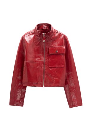 Czerwona błyszcząca skórzana kurtka z przednim zamkiem błyskawicznym, wysokim kołnierzem i dwoma przednimi kieszeniami — jedną z klapką zapinaną na guzik i jedną otwartą.