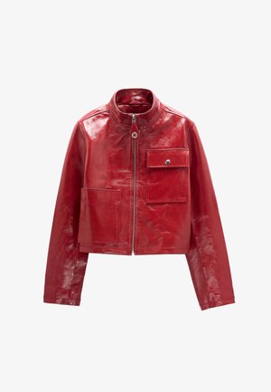 Czerwona błyszcząca skórzana kurtka z przednim zamkiem błyskawicznym, wysokim kołnierzem i dwoma przednimi kieszeniami — jedną z klapką zapinaną na guzik i jedną otwartą.