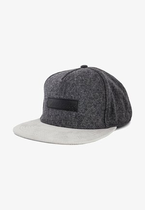 Halli hall peak, millel on lame hall äär, esiküljel must brändipatch ja peened õmblusteenused. Tekstuuriga kangaste lõpetamine.