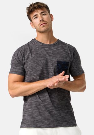 Heren T-shirt met korte mouwen in donkergrijs met een gestructureerd patroon. Bevat een donkerblauwe zak met een subtiele print. Zachte stof, ronde hals.