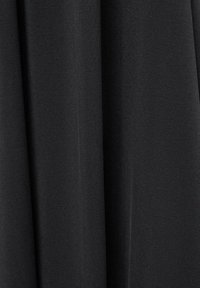 Tissu noir à la texture lisse, légèrement brillante, avec un aspect drapé. Aucun motif ni détail supplémentaire visible.