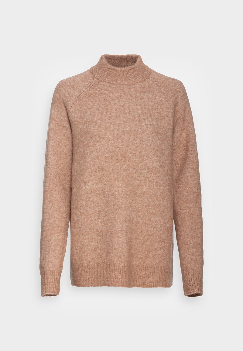 Pull en maille marron clair à manches longues avec col montant et poignets et ourlet côtelés, présenté sur un fond blanc uni.