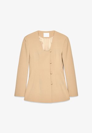 Beige skräddarsydd blazer med djup V-ringning, sex knappar framtill och strukturerade sömmar. Slät tyg med en något texturerad yta.