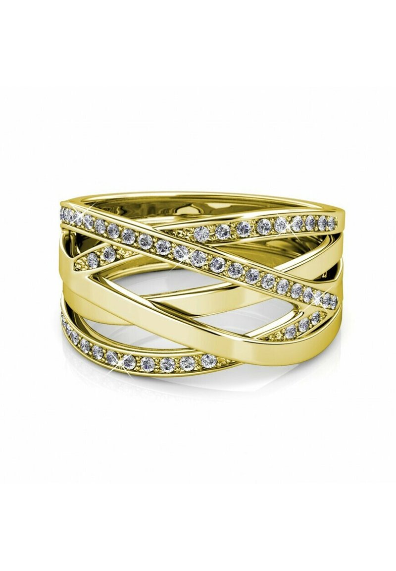 Gouden ring met verweven banden, met een rij heldere kristallen aan één kant en een gladde, gepolijste afwerking.