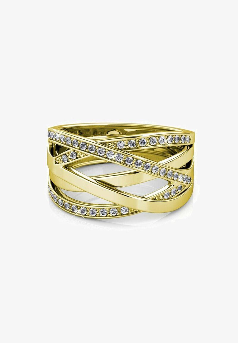 Gouden ring met verweven banden, met een rij heldere kristallen aan één kant en een gladde, gepolijste afwerking.