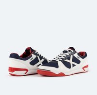 Zapatillas deportivas en azul marino y blanco con acentos rojos, material de malla, diseño de caña baja, con un patrón cruzado, cordones blancos y un interior a cuadros.