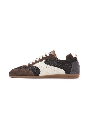 Niedrigprofil-Sneaker mit brauner Wildlederkappe, schwarzen strukturierten Seiten, weißem Leder-Seitenpanel, weißen Schnürsenkeln und brauner Gummisohle.