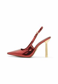Rote lackleder Slingback-Pumps mit spitzer Zehenpartie, goldfarbener Absatz, verstellbarem Riemen und glänzender Oberfläche.