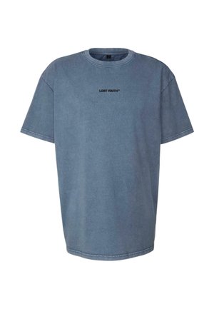 Tricou oversized albastru cu textul "LOST YOUTH" imprimat în negru, centrat pe piept, având guler rotund și mâneci scurte.