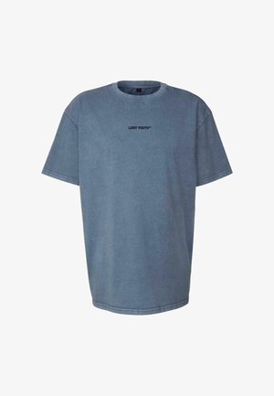 Tricou oversized albastru cu textul "LOST YOUTH" imprimat în negru, centrat pe piept, având guler rotund și mâneci scurte.