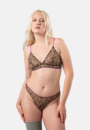 Lepelprint lingerieset met driehoekige beha en bijpassende string, uitgevoerd in roze banden en afwerking, gemaakt van zachte stof.