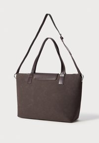 Brun tote bag laget av teksturert materiale med lærdetaljer og doble bærehåndtak. Har en avtagbar skulderreim.