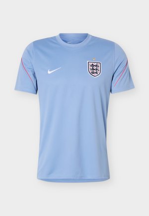 Šviesiai mėlynas sportinis marškinėliai su trumpomis rankovėmis, Anglijos futbolo emblema ir baltu Nike logotipu, su raudonomis apdailos juostelėmis rankovėse.