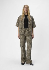 Twee-delige set in luipaardprint, gemaakt van textuurstof; kortärmelige top met een relaxte pasvorm en bijpassende rechte broek.