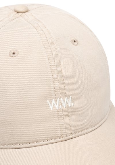 Μπεζ καπέλο μπέιζμπολ με ραμμένες οπές αερισμού και λευκό κεντημένο κείμενο "W.W." στο μπροστινό πάνελ.