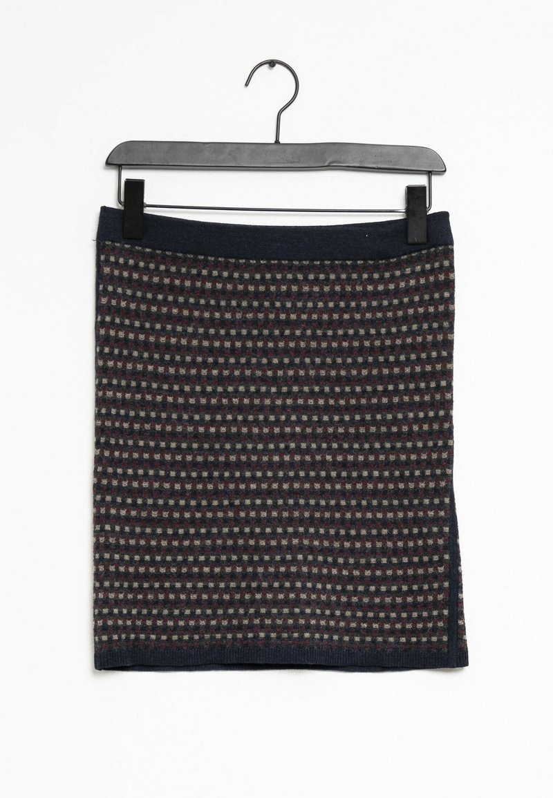 Polvihammas villaseeliku, millel on tumedast sinisest, hallist ja punasest koosnev ruuduline muster, mustal klipsialusel valge tausta ees.