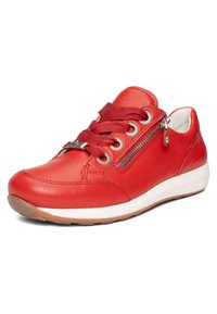 Zapatilla de cuero roja con cordones anchos rojos, cremallera lateral, suela blanca y suela de goma marrón, mostrada en un ligero ángulo.