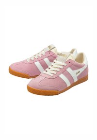 Zapatillas de ante rosa con rayas blancas, acentos crema, punta redonda y suela de goma texturizada. Nombre de la marca 'Gola' en dorado en la lengua.